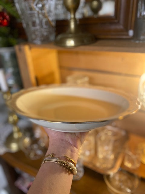 Grand plat rond et creux en porcelaine et dorures De Raymonde à Zoé