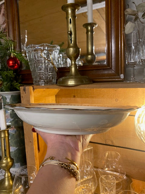 Grand plat rond et creux en porcelaine et dorures De Raymonde à Zoé