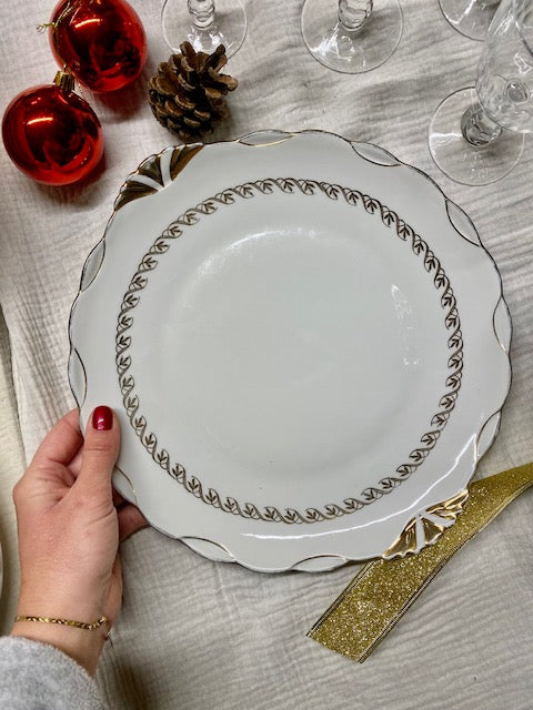 Plat avec anses en porcelaine blanche et décors dorés De Raymonde à Zoé