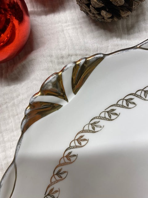 Plat avec anses en porcelaine blanche et décors dorés De Raymonde à Zoé