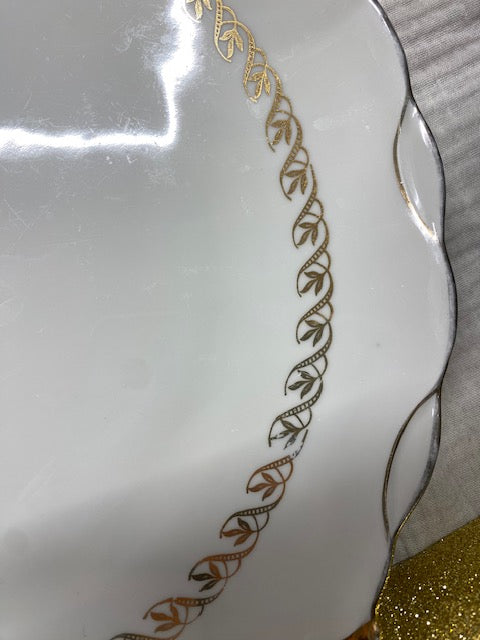 Plat avec anses en porcelaine blanche et décors dorés De Raymonde à Zoé