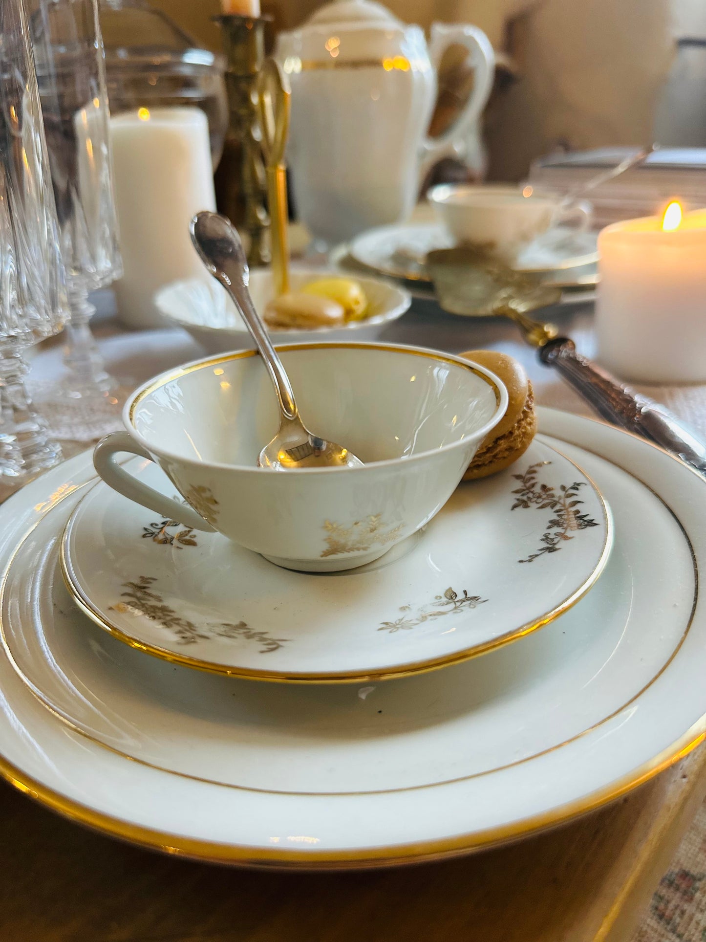 11 assiettes à dessert porcelaine blanche et dorée (Copie) De Raymonde à Zoé