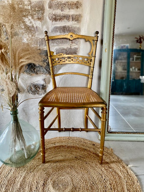 Chaise dorée de style Napoléon De Raymonde à Zoé