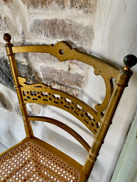 Chaise dorée de style Napoléon De Raymonde à Zoé
