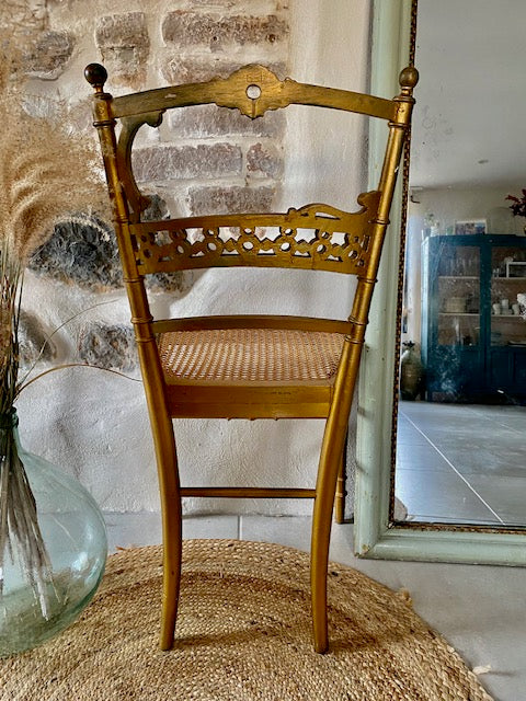 Chaise dorée de style Napoléon De Raymonde à Zoé
