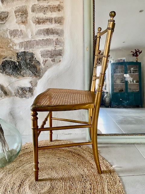 Chaise dorée de style Napoléon De Raymonde à Zoé