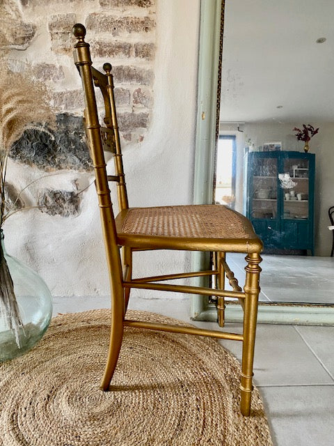 Chaise dorée de style Napoléon De Raymonde à Zoé