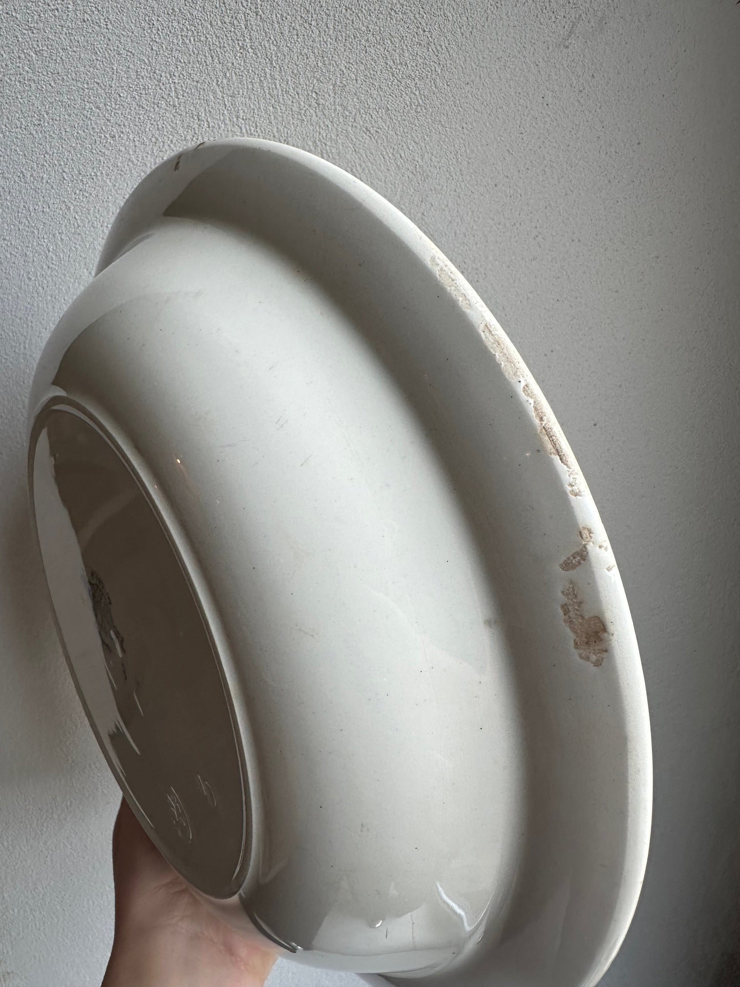 Plat rond et creux de service en terre de fer Longwy De Raymonde à Zoé