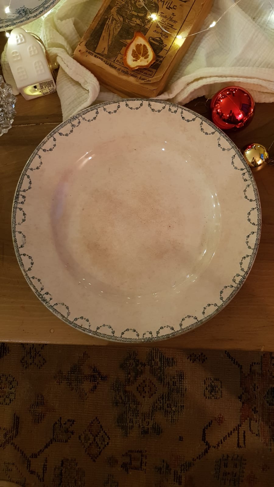 Plat rond plat en terre de fer De Raymonde à Zoé