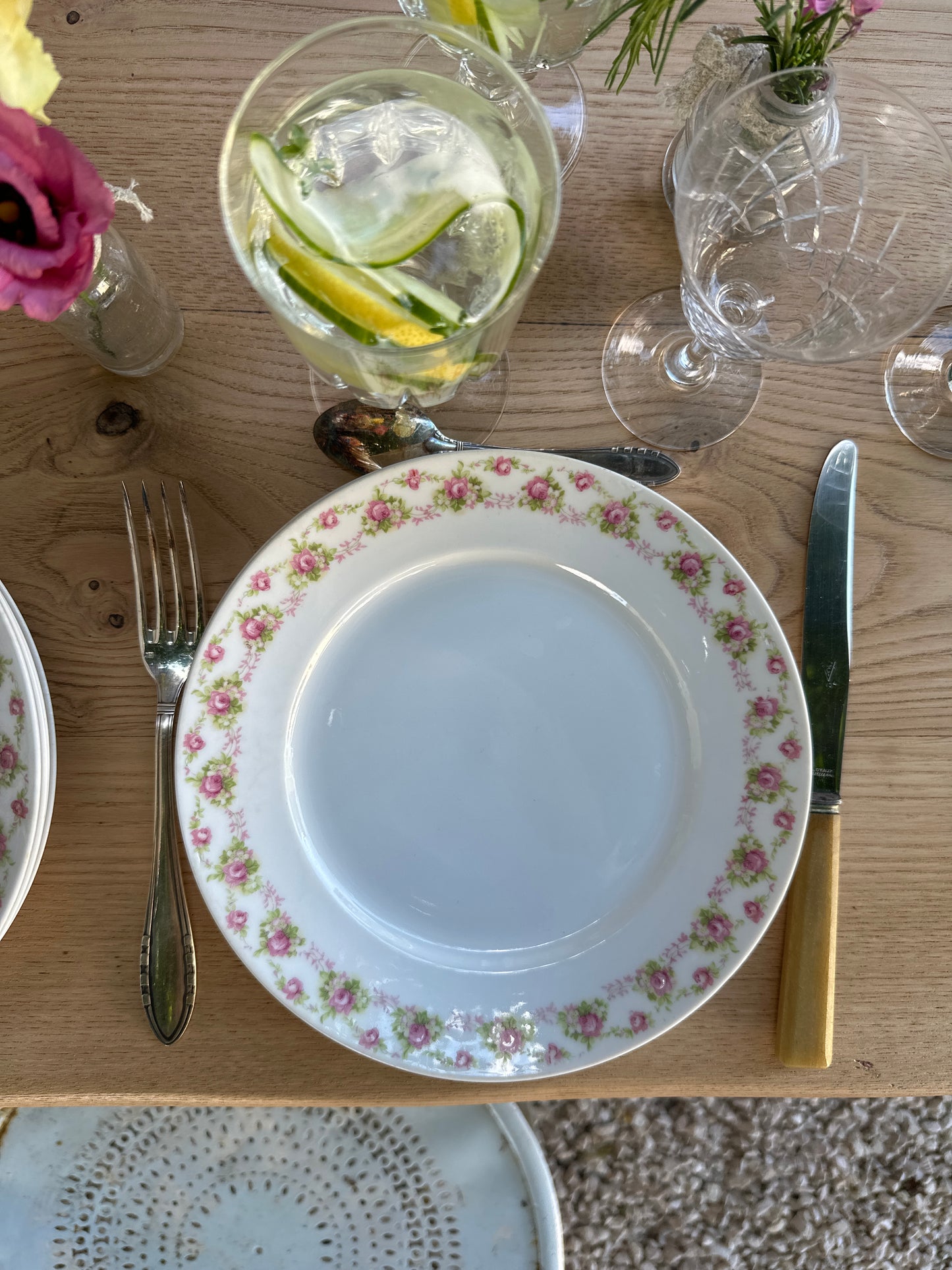 8 assiettes plates en porcelaine de Limoges De Raymonde à Zoé