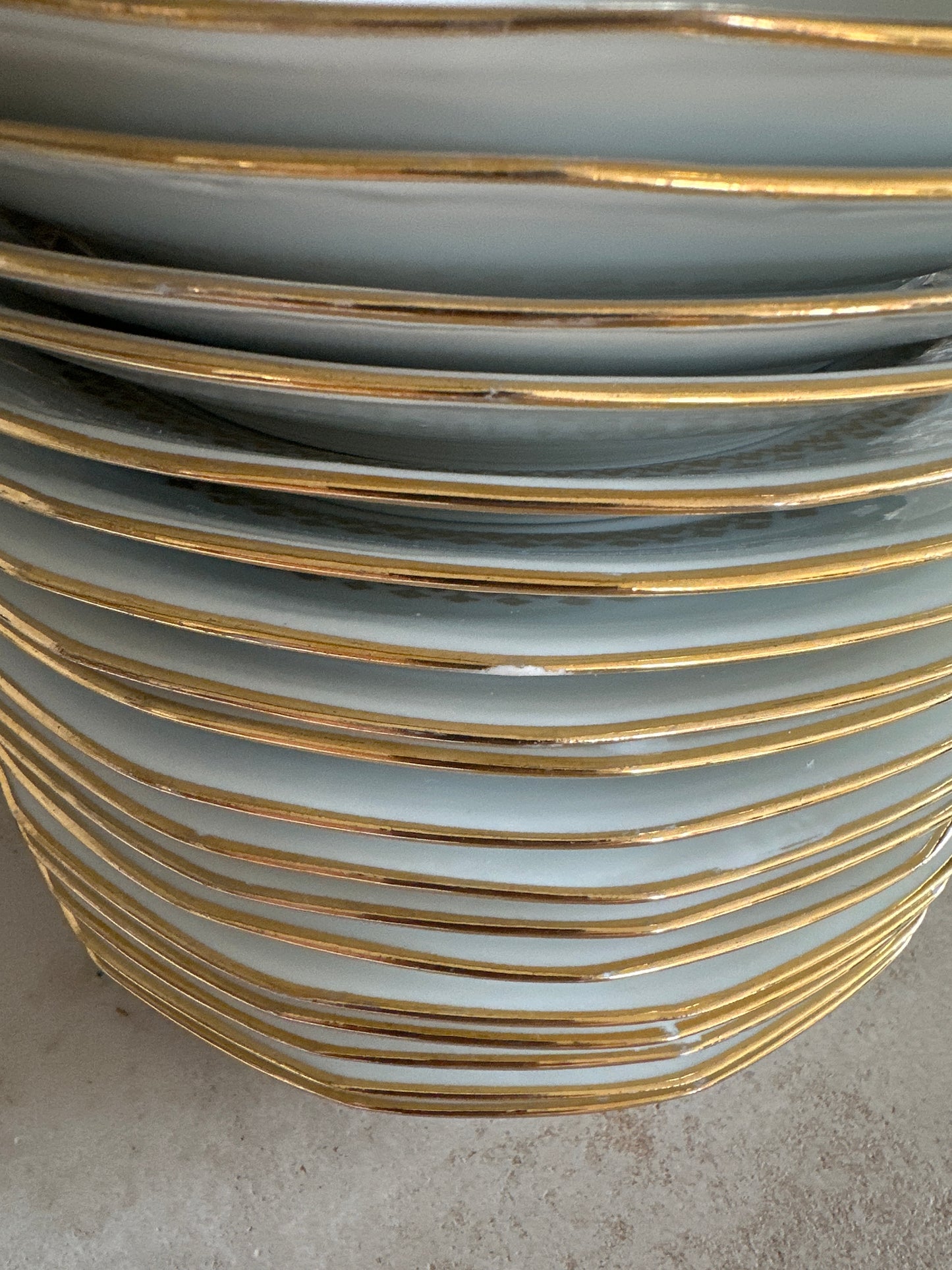 Assiette plate blanche et dorée en porcelaine De Raymonde à Zoé