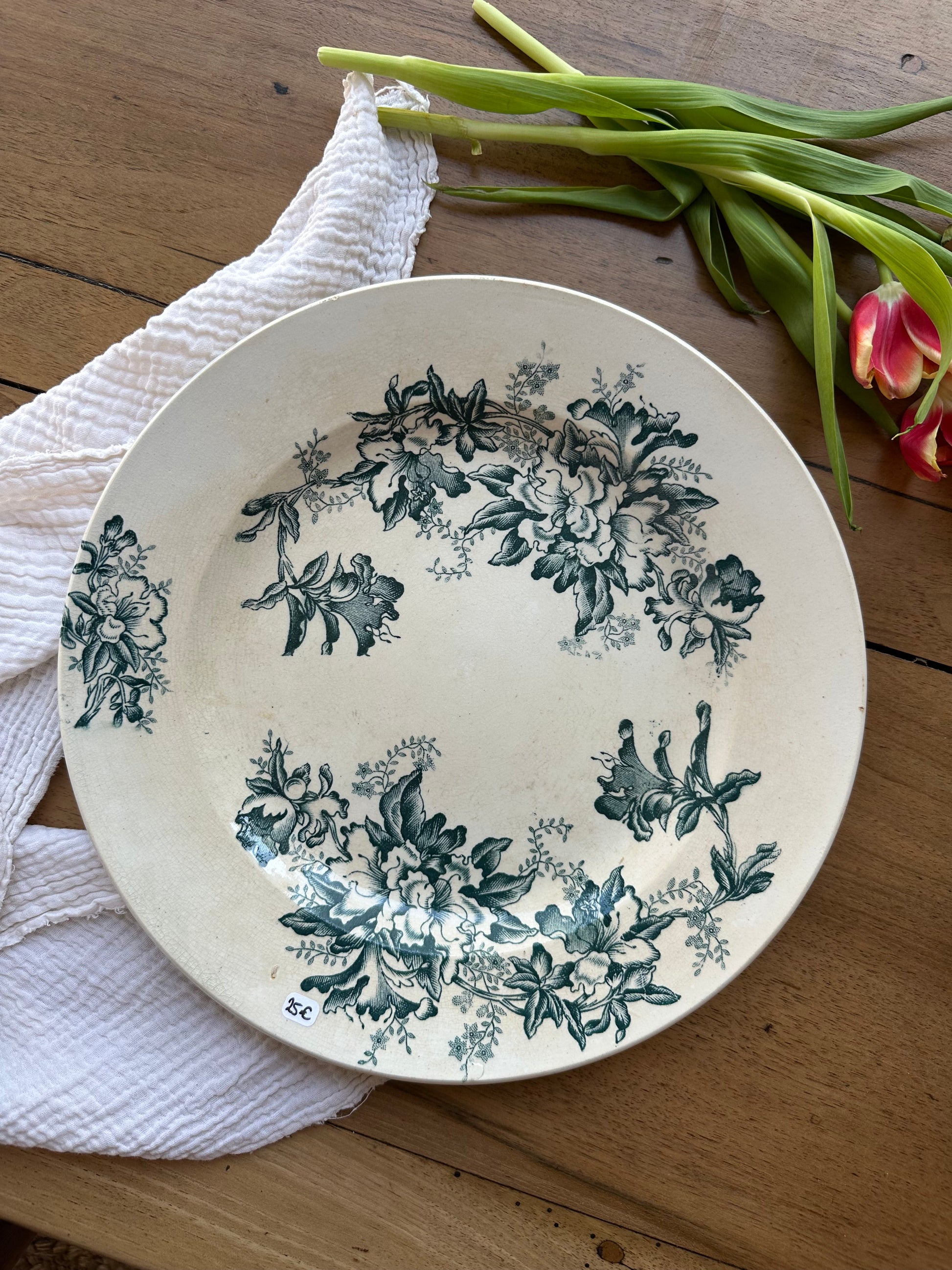 Grand plat rond de service en terre de fer De Raymonde à Zoé