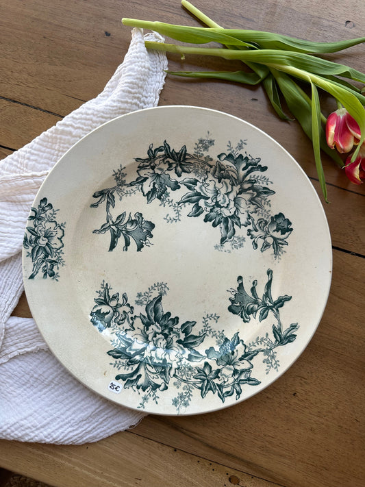 Grand plat rond de service en terre de fer De Raymonde à Zoé
