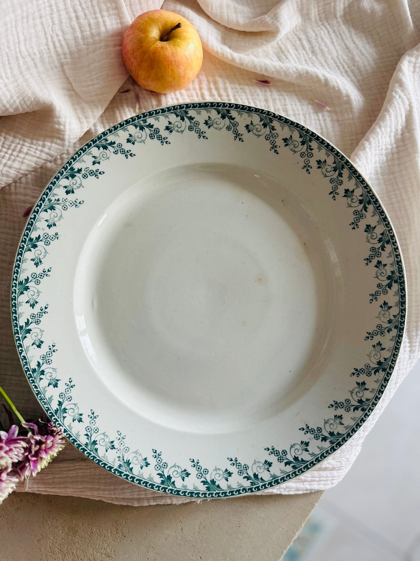 Très grand plat rond de service en terre de fer De Raymonde à Zoé