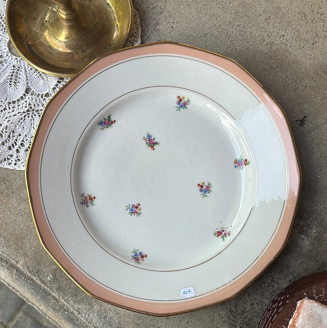 Plat rond en porcelaine et dorures De Raymonde à Zoé