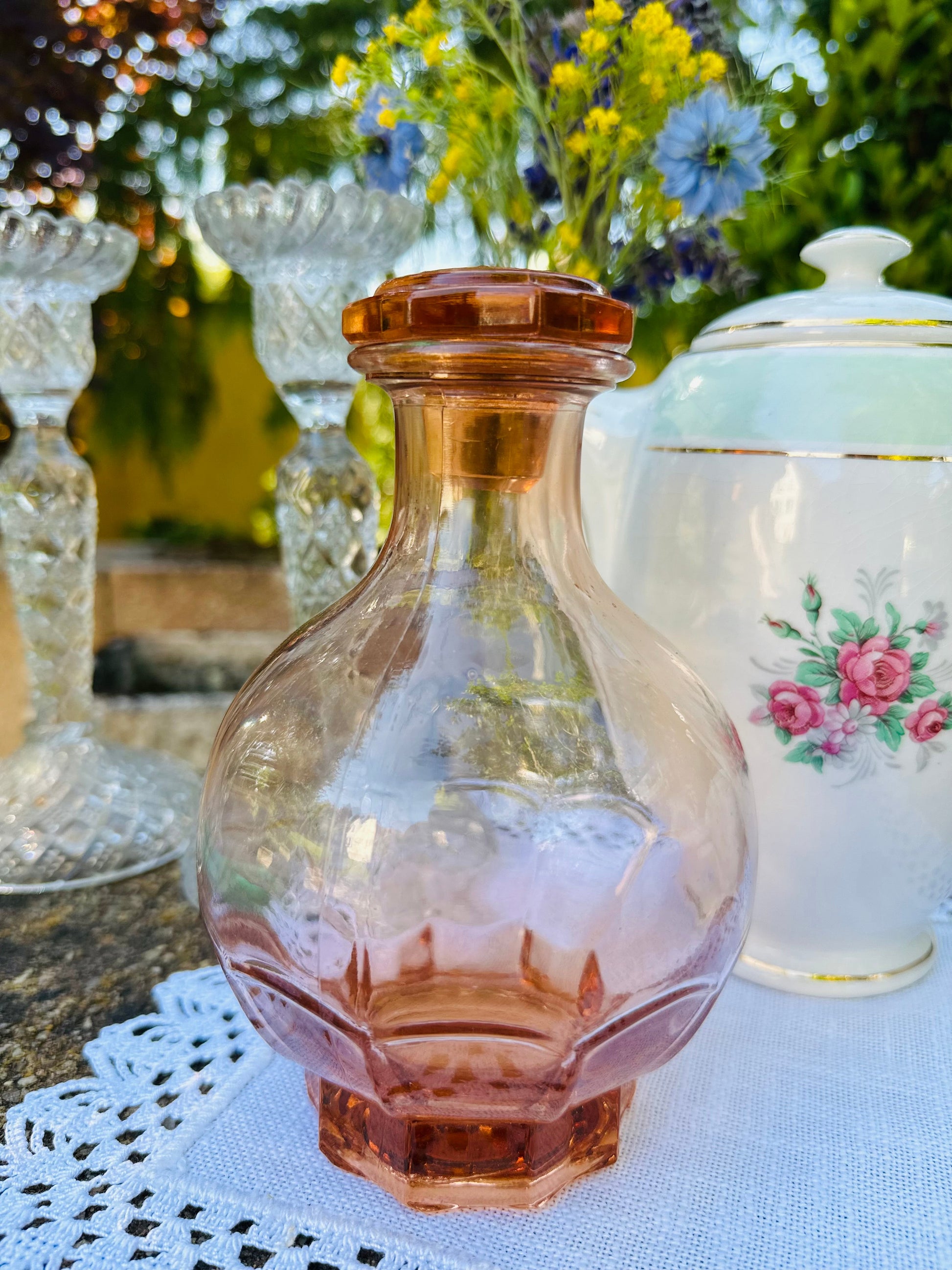 Ancienne Carafe en verre moulé rose De Raymonde à Zoé