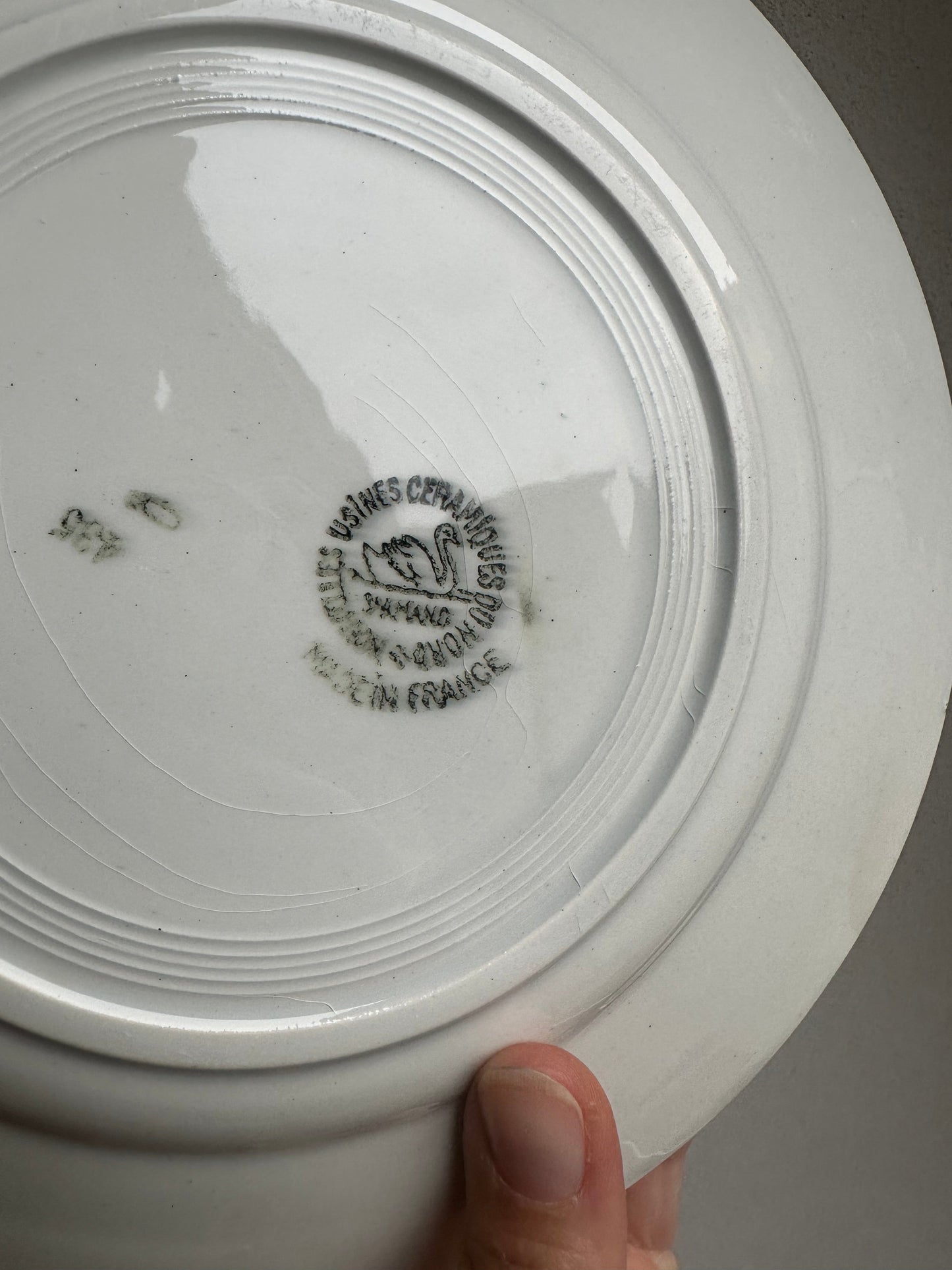 Assiette plate terre de fer De Raymonde à Zoé