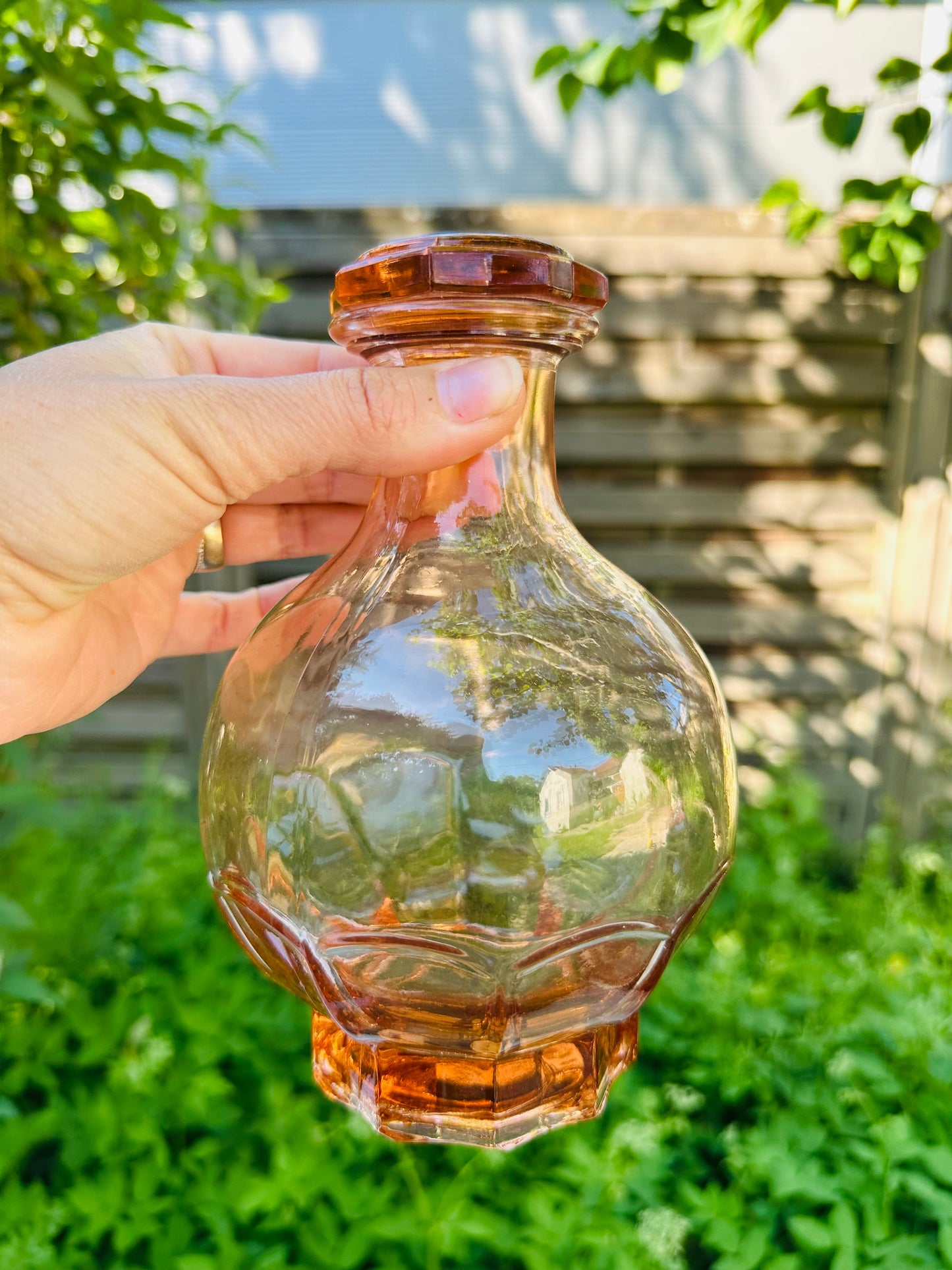 Ancienne Carafe en verre moulé rose De Raymonde à Zoé