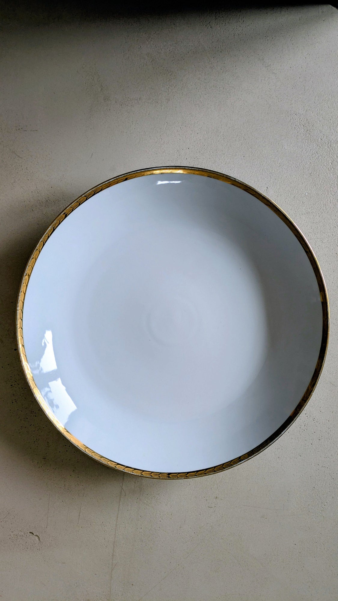 Plat rond de service en porcelaine De Raymonde à Zoé
