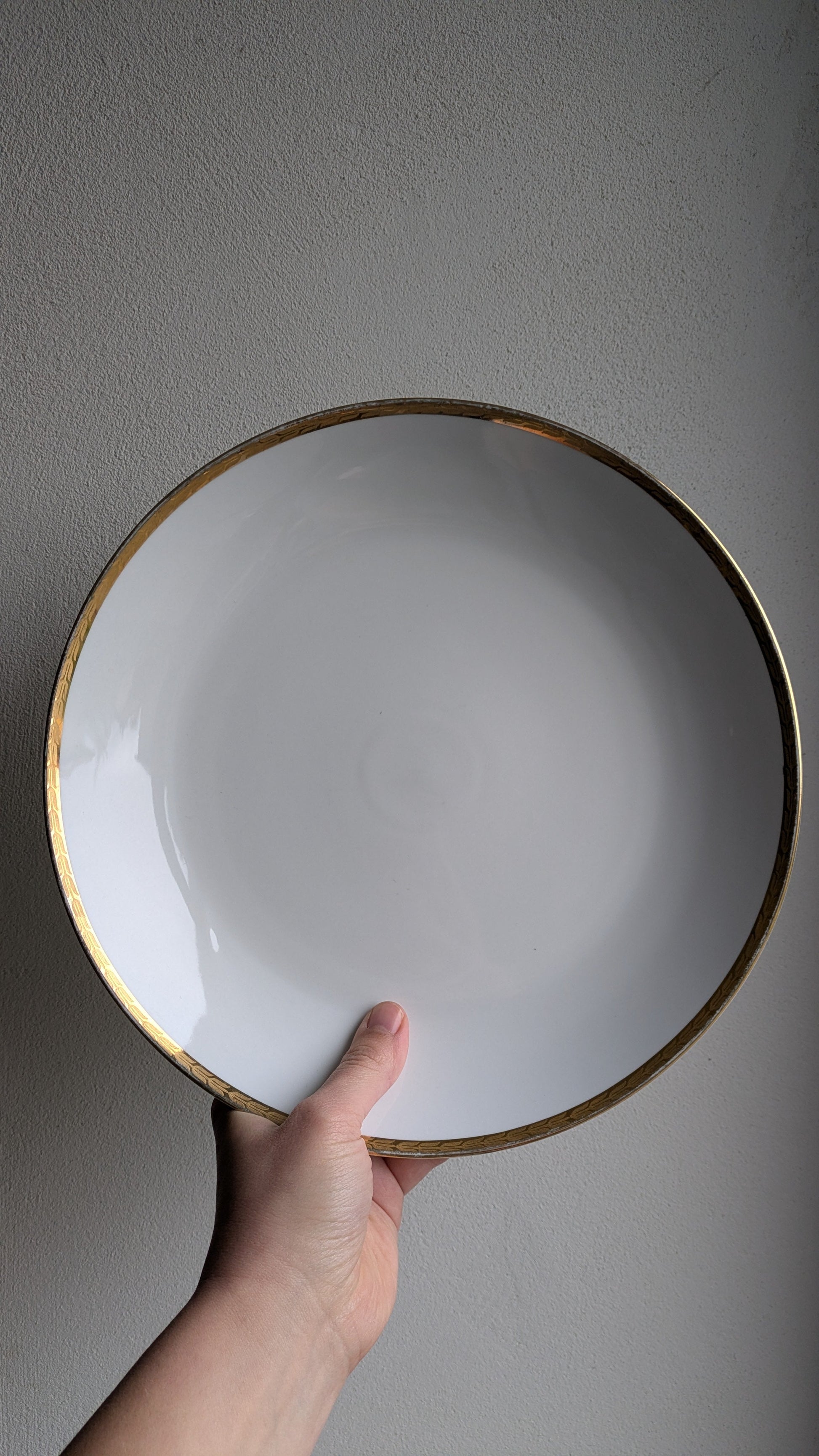 Plat rond de service en porcelaine De Raymonde à Zoé