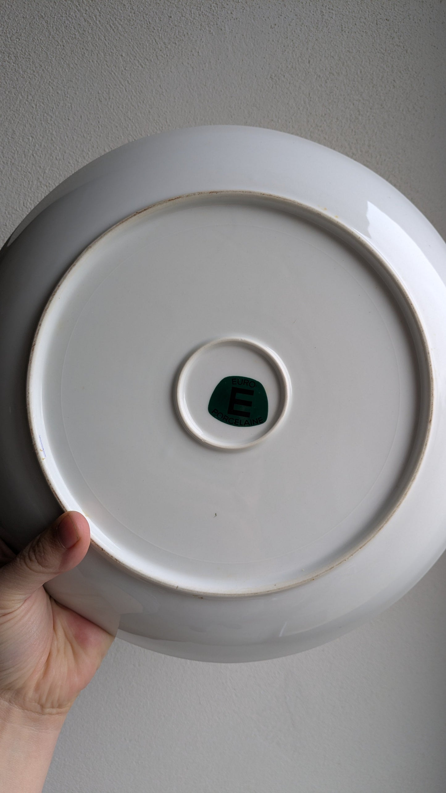Plat rond de service en porcelaine De Raymonde à Zoé