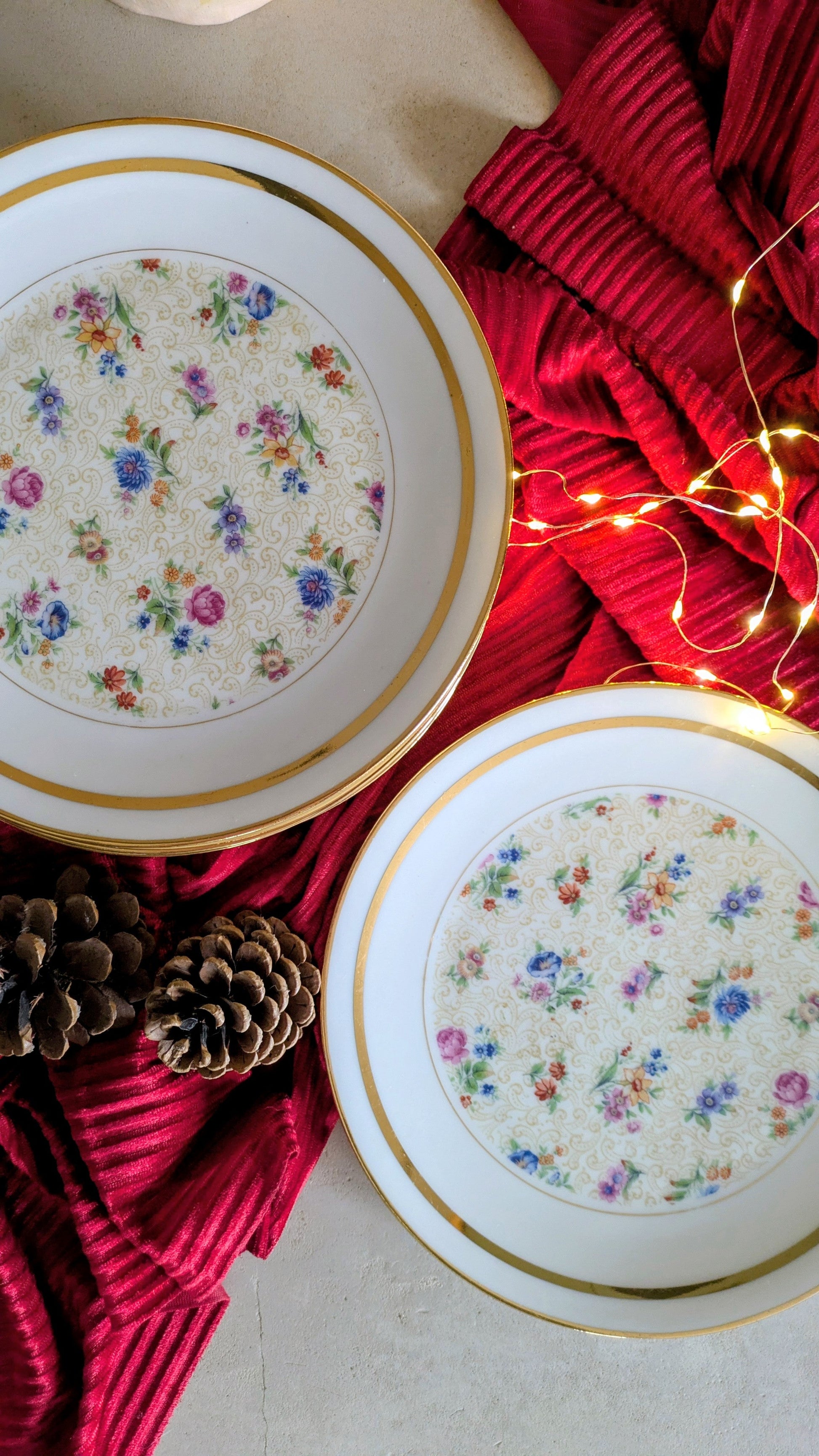 Ensemble de 7 assiettes fleuries et dorées De Raymonde à Zoé