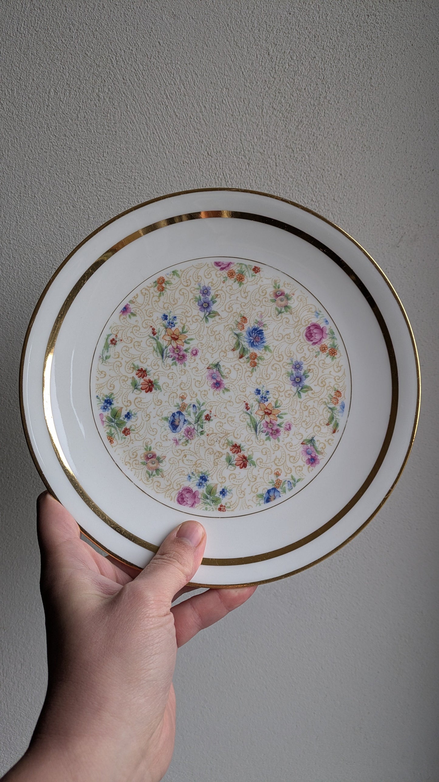 Ensemble de 7 assiettes fleuries et dorées De Raymonde à Zoé