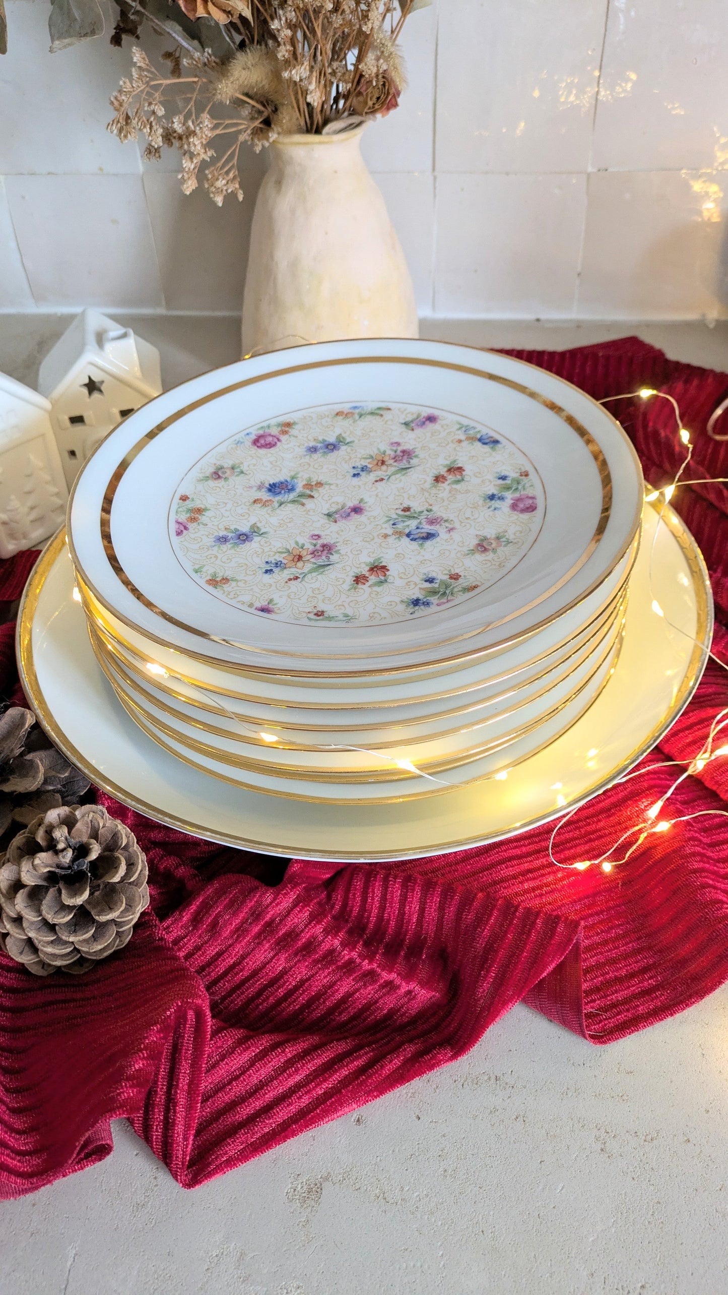 Ensemble de 7 assiettes fleuries et dorées De Raymonde à Zoé