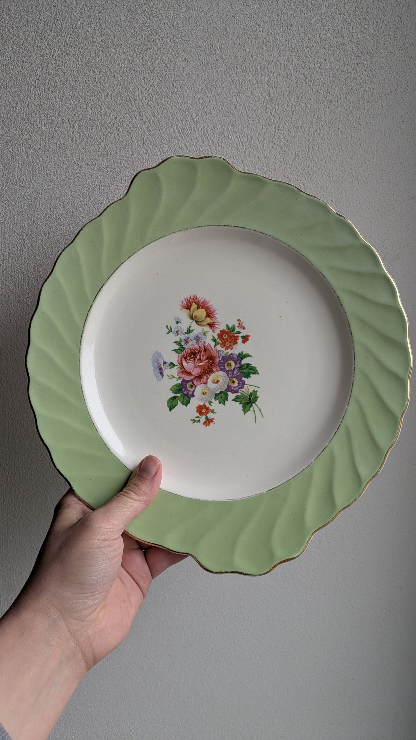 9 assiettes à dessert et son plat assorti en faience de Salins De Raymonde à Zoé