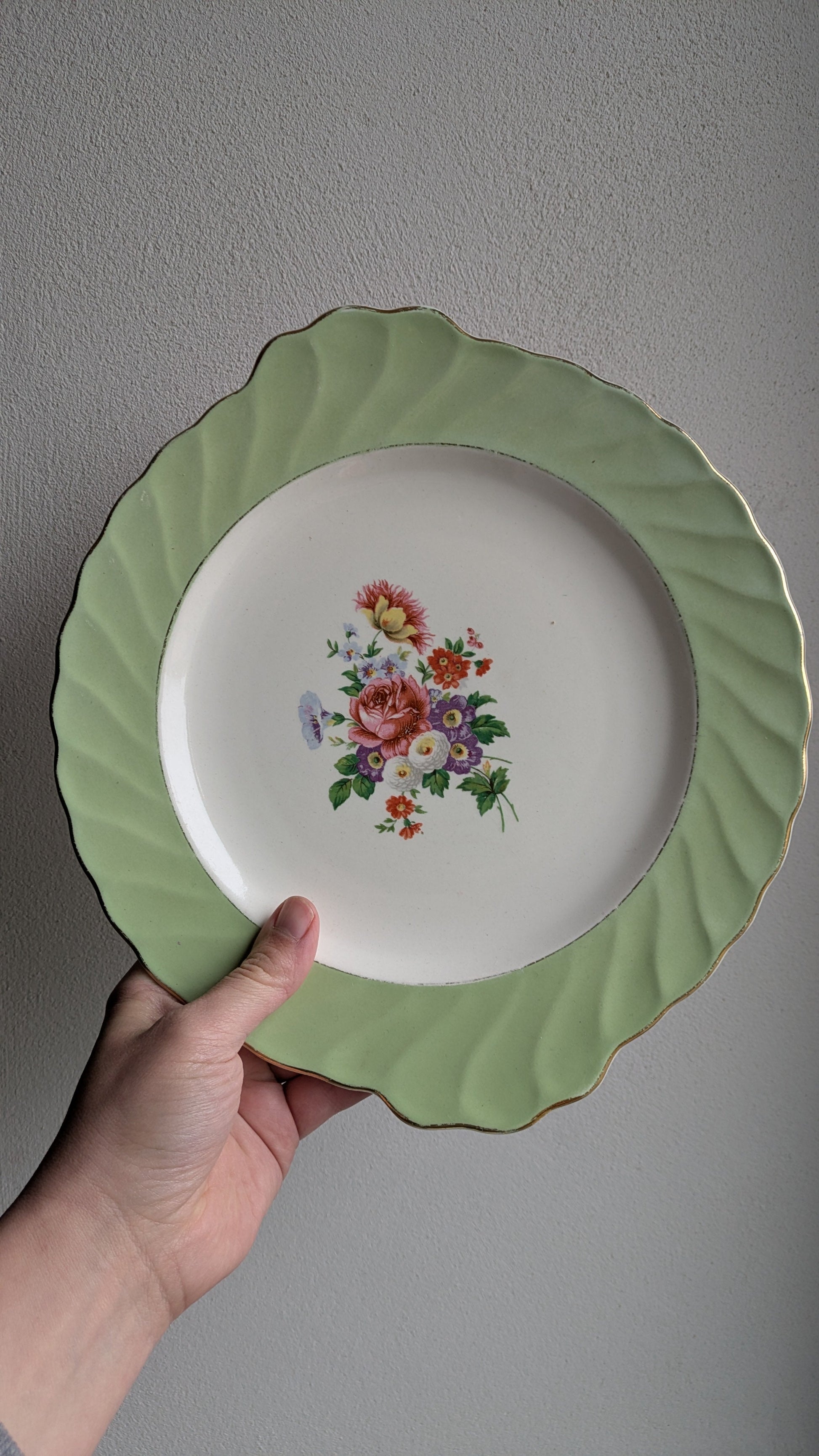 9 assiettes à dessert et son plat assorti en faience de Salins De Raymonde à Zoé