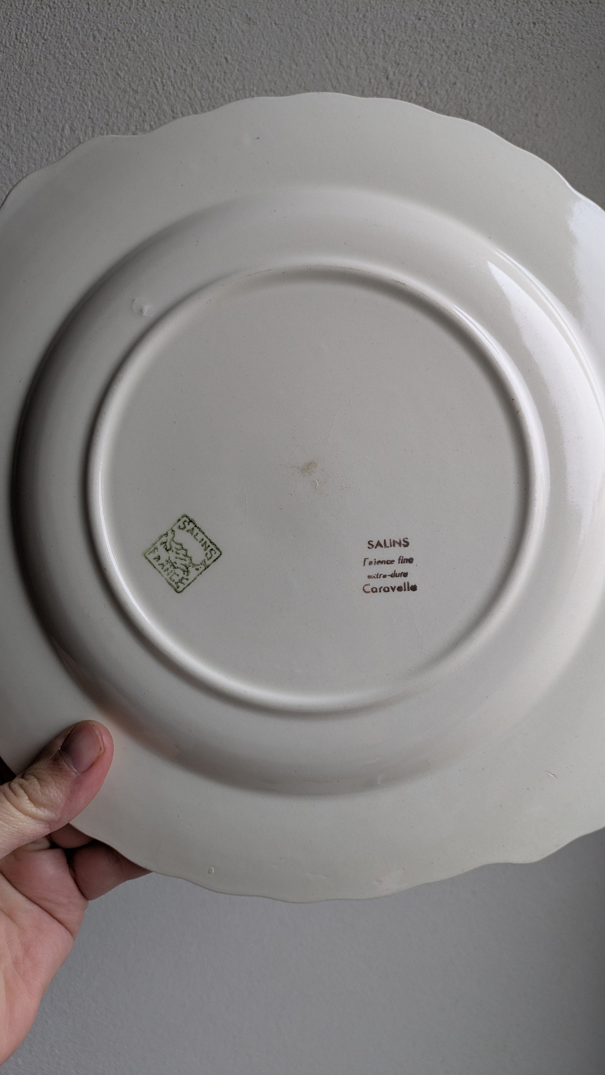 9 assiettes à dessert et son plat assorti en faience de Salins De Raymonde à Zoé