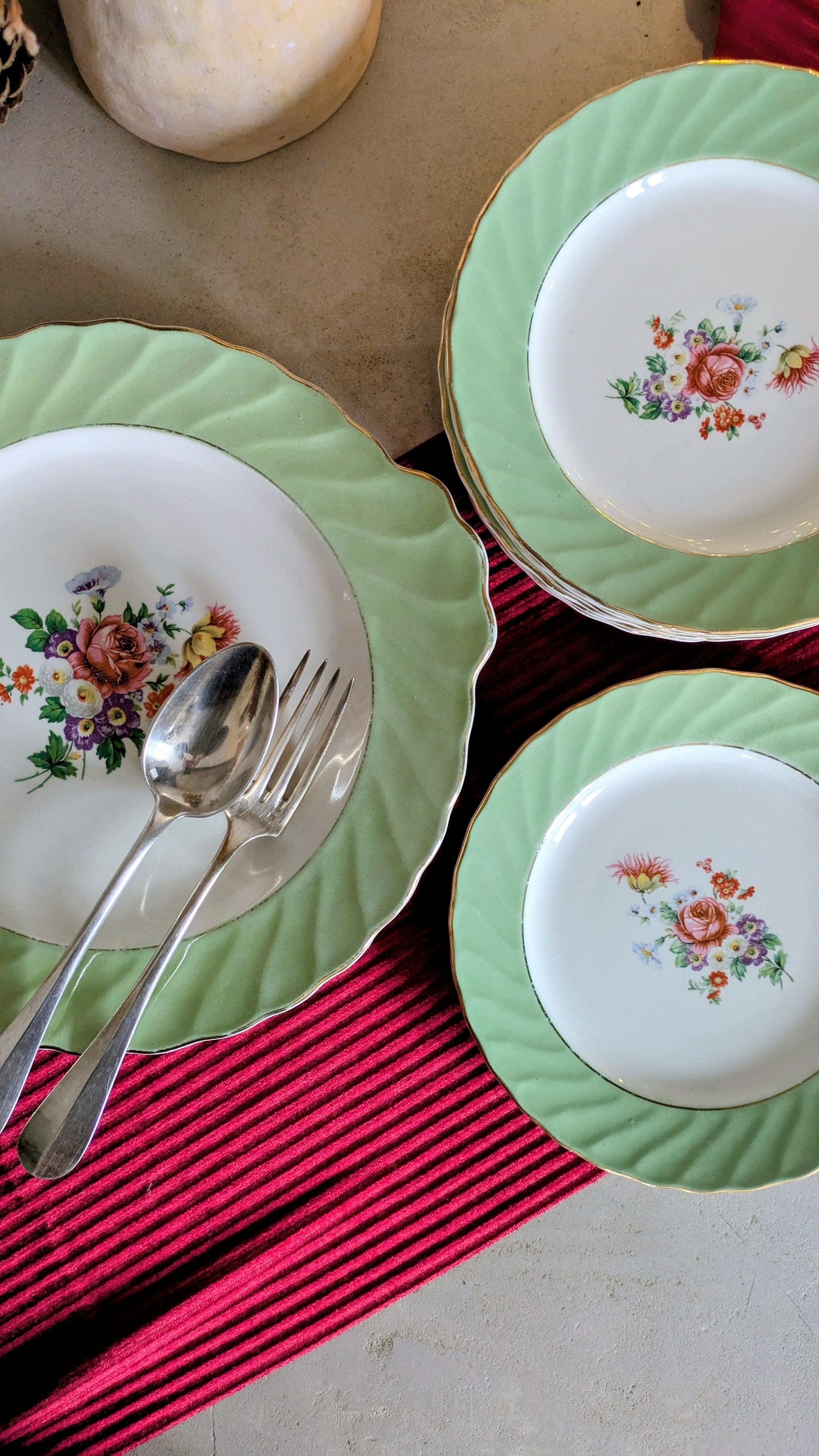 9 assiettes à dessert et son plat assorti en faience de Salins De Raymonde à Zoé