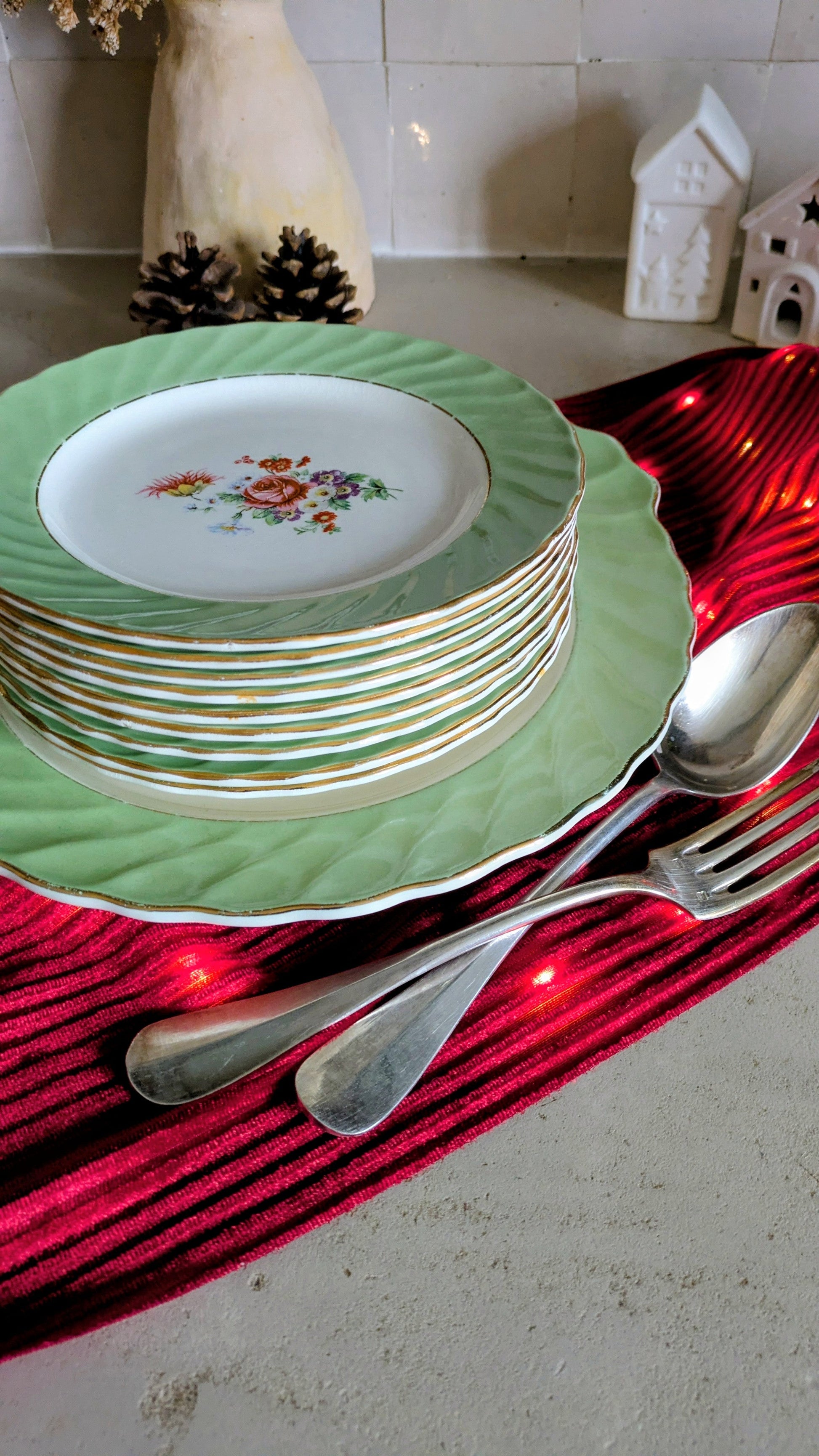 9 assiettes à dessert et son plat assorti en faience de Salins De Raymonde à Zoé