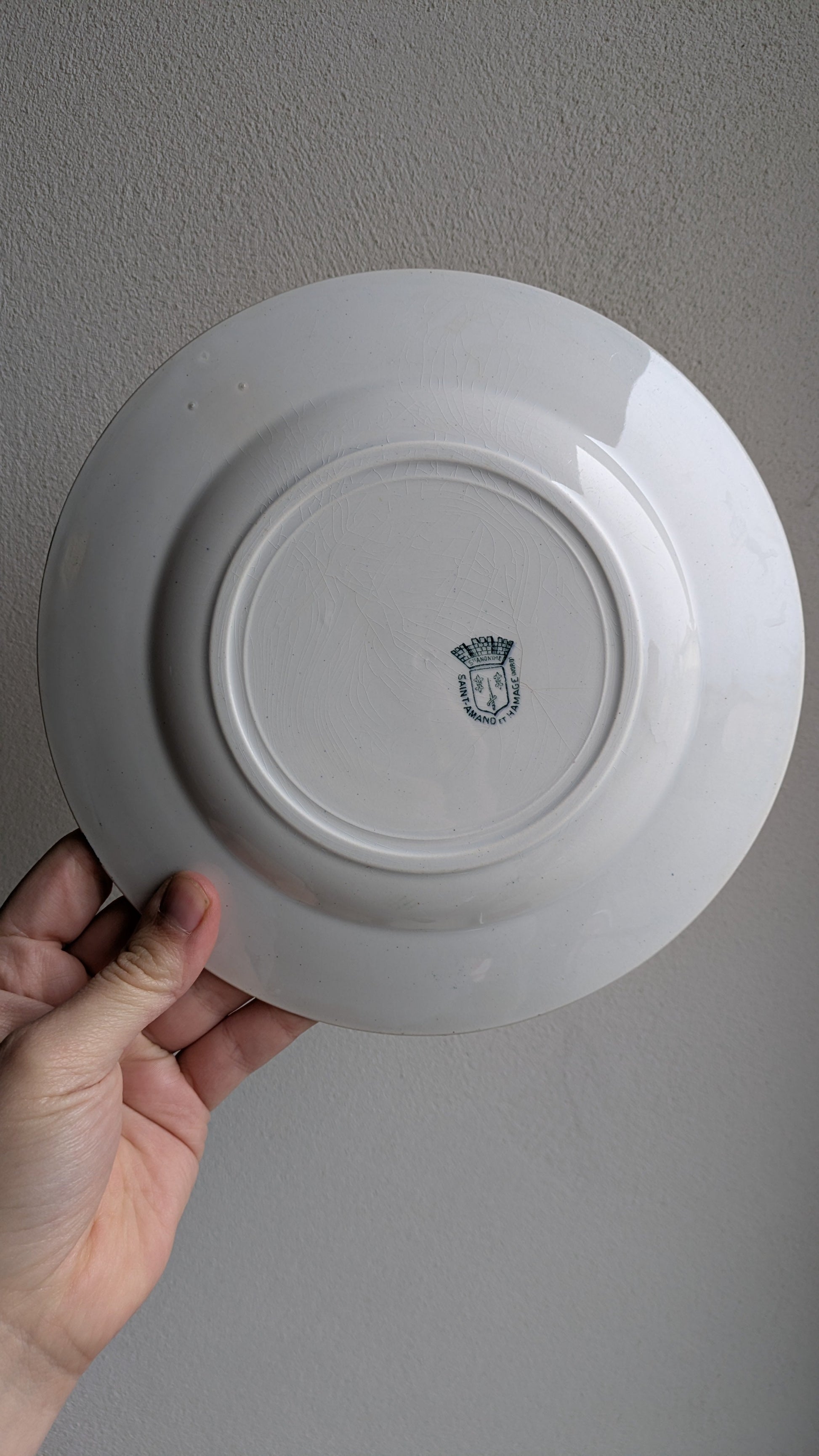 Assiette plate terre de fer à l'unité De Raymonde à Zoé