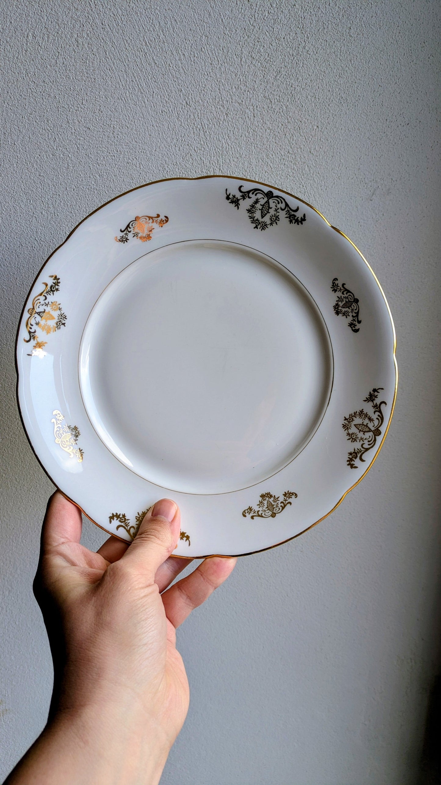 Assiette plate à l’unité en porcelaine De Raymonde à Zoé