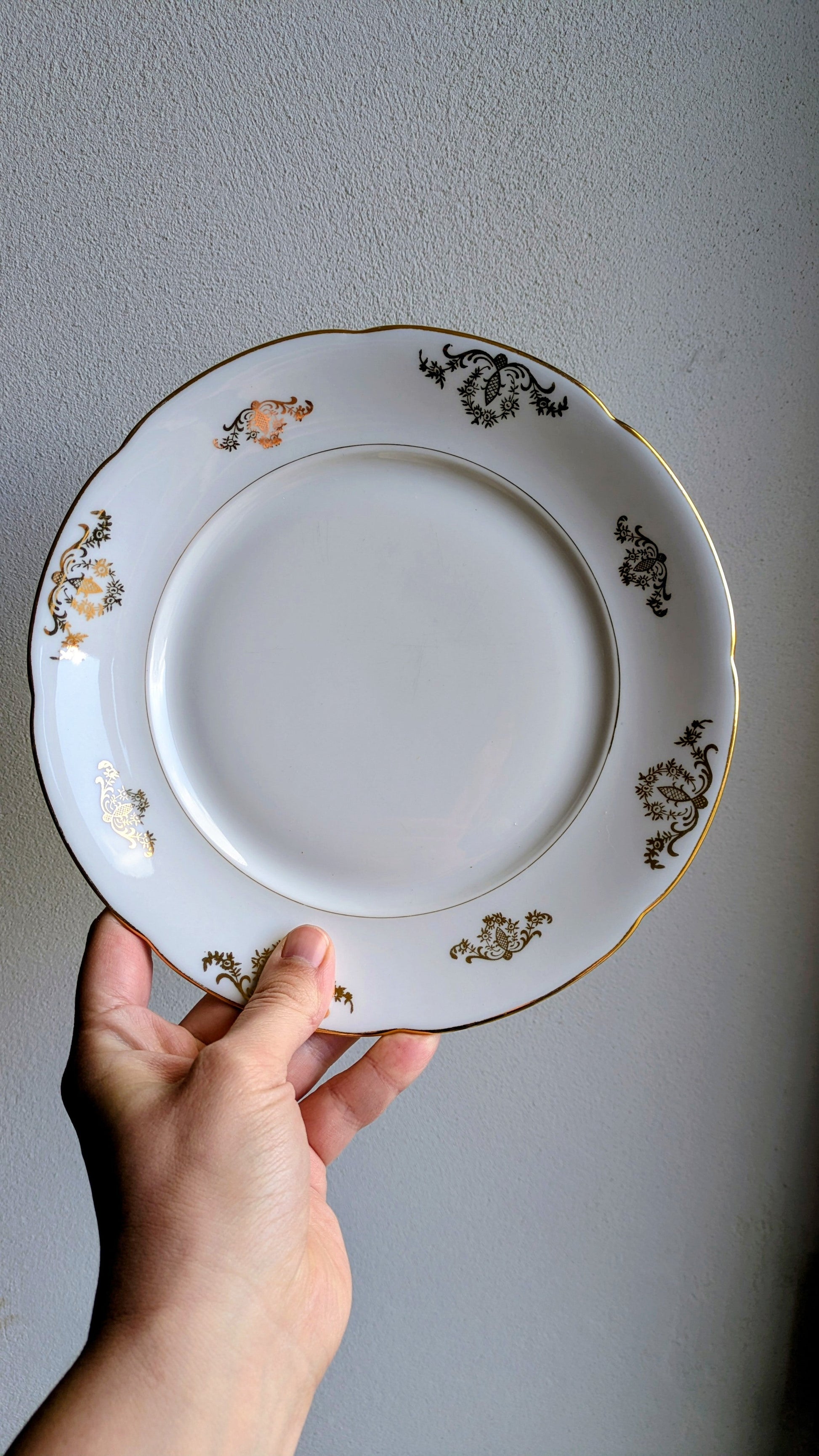 Assiette plate à l’unité en porcelaine De Raymonde à Zoé