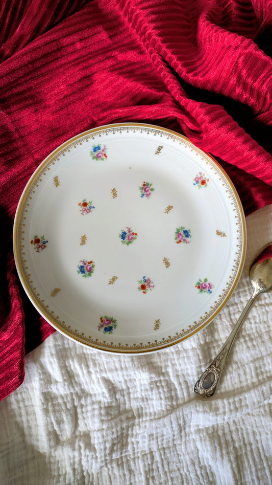 8 assiettes à dessert en porcelaine de Limoges. De Raymonde à Zoé