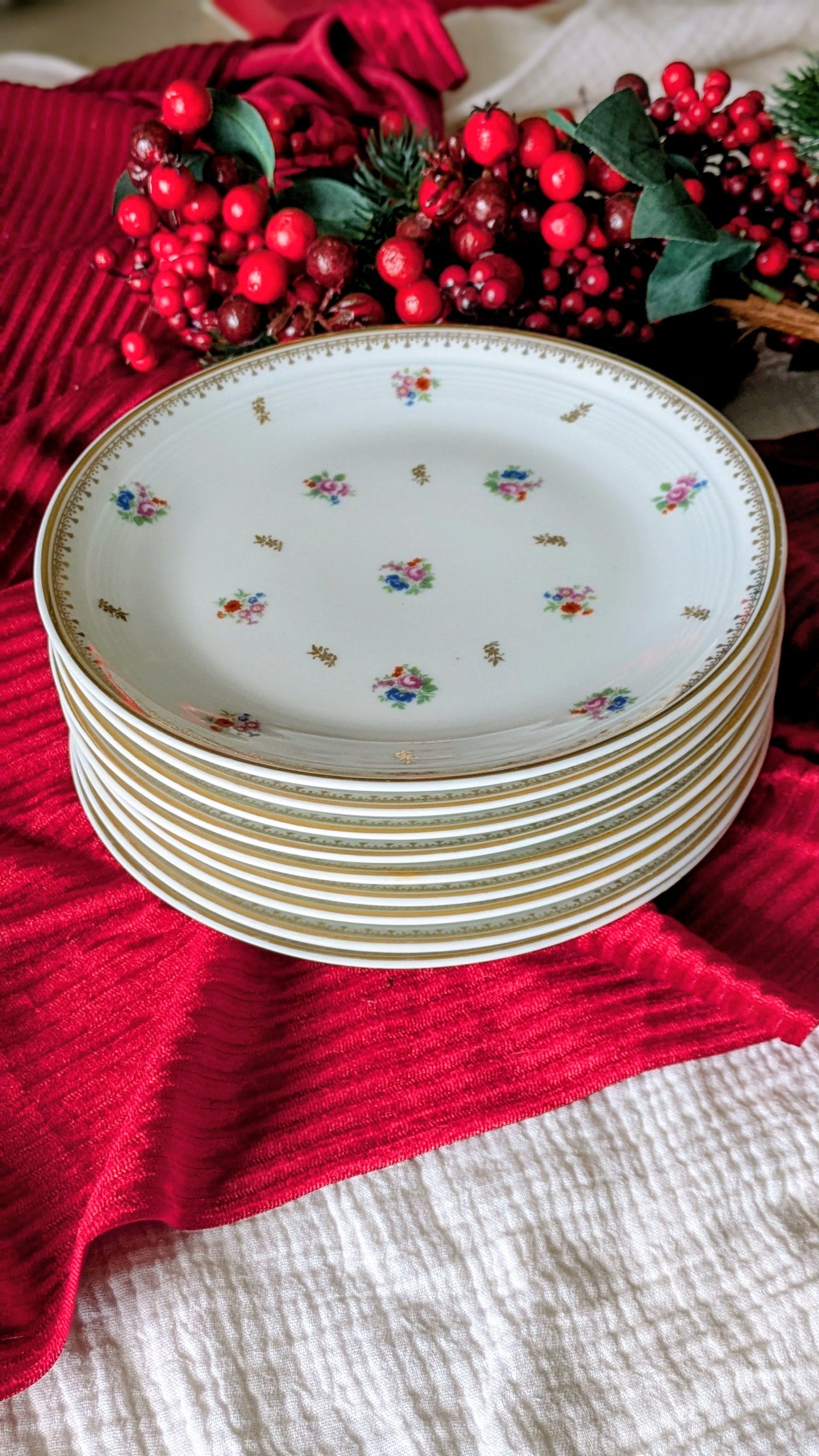 8 assiettes à dessert en porcelaine de Limoges. De Raymonde à Zoé