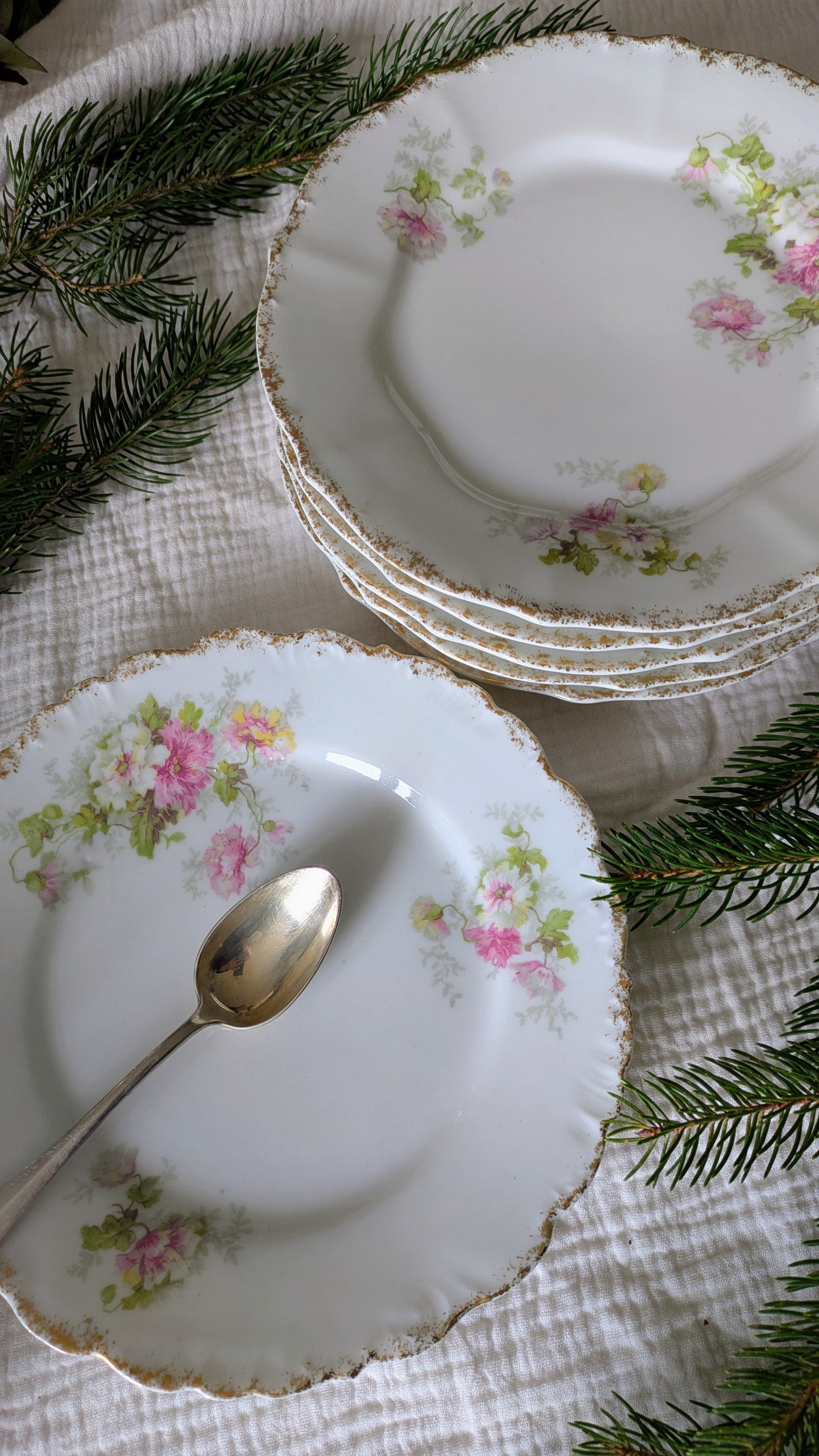 6 assiettes à dessert en porcelaine. De Raymonde à Zoé