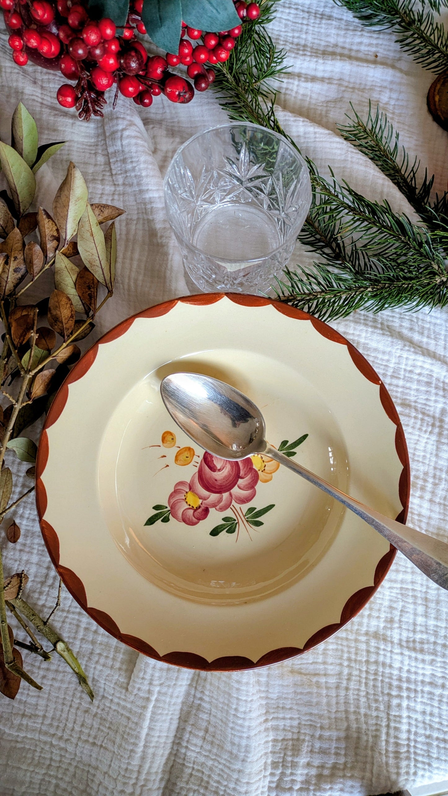 7 assiettes creuses en faïence de Longchamp De Raymonde à Zoé