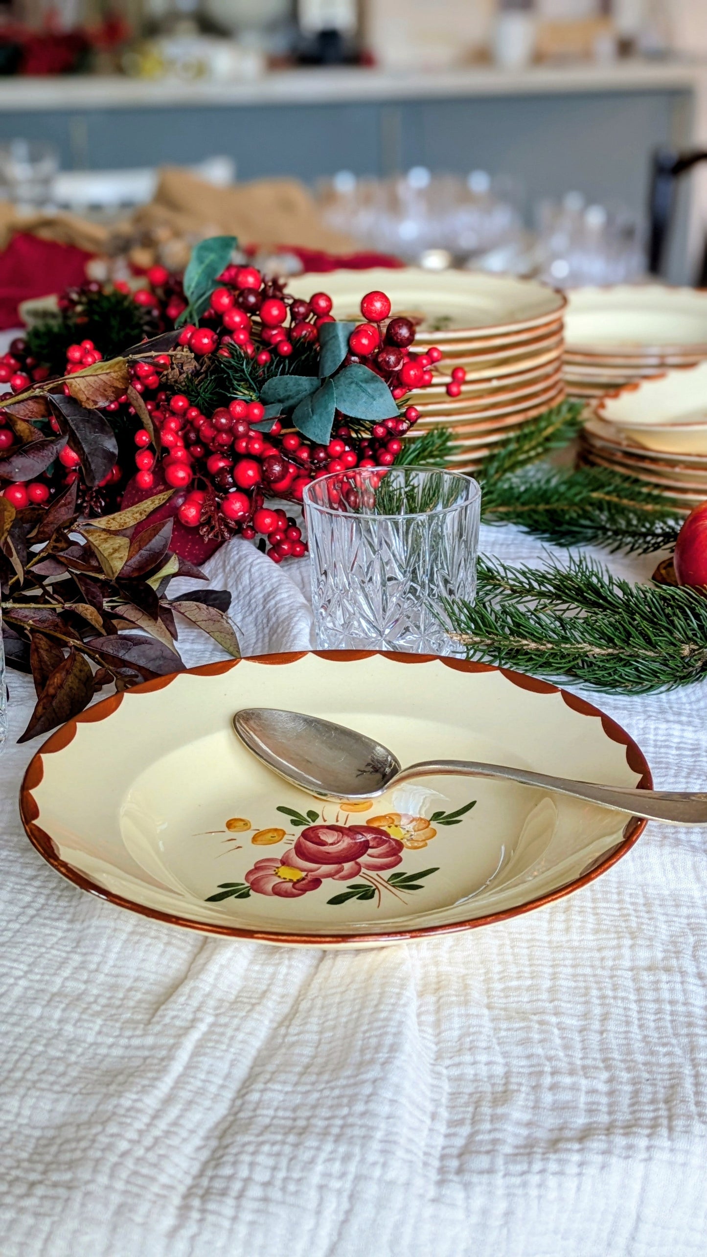 7 assiettes creuses en faïence de Longchamp De Raymonde à Zoé