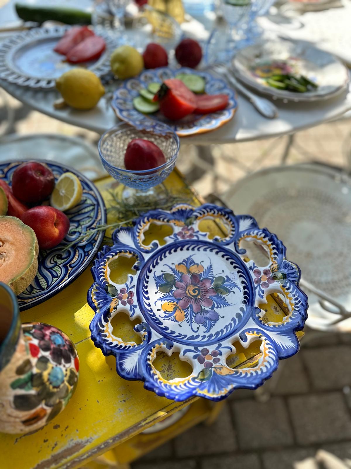 Assiette ajournée en céramique portugaise De Raymonde à Zoé