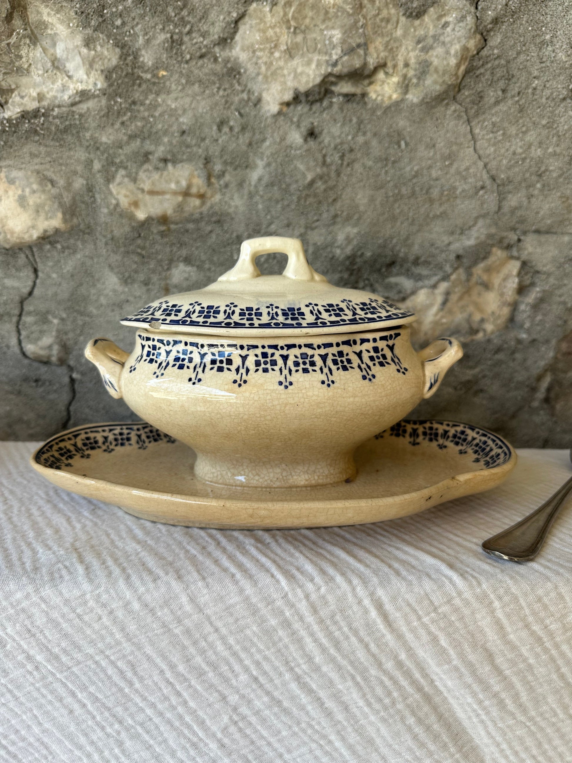 Saucière ancienne sur dormant en terre de fer De Raymonde à Zoé