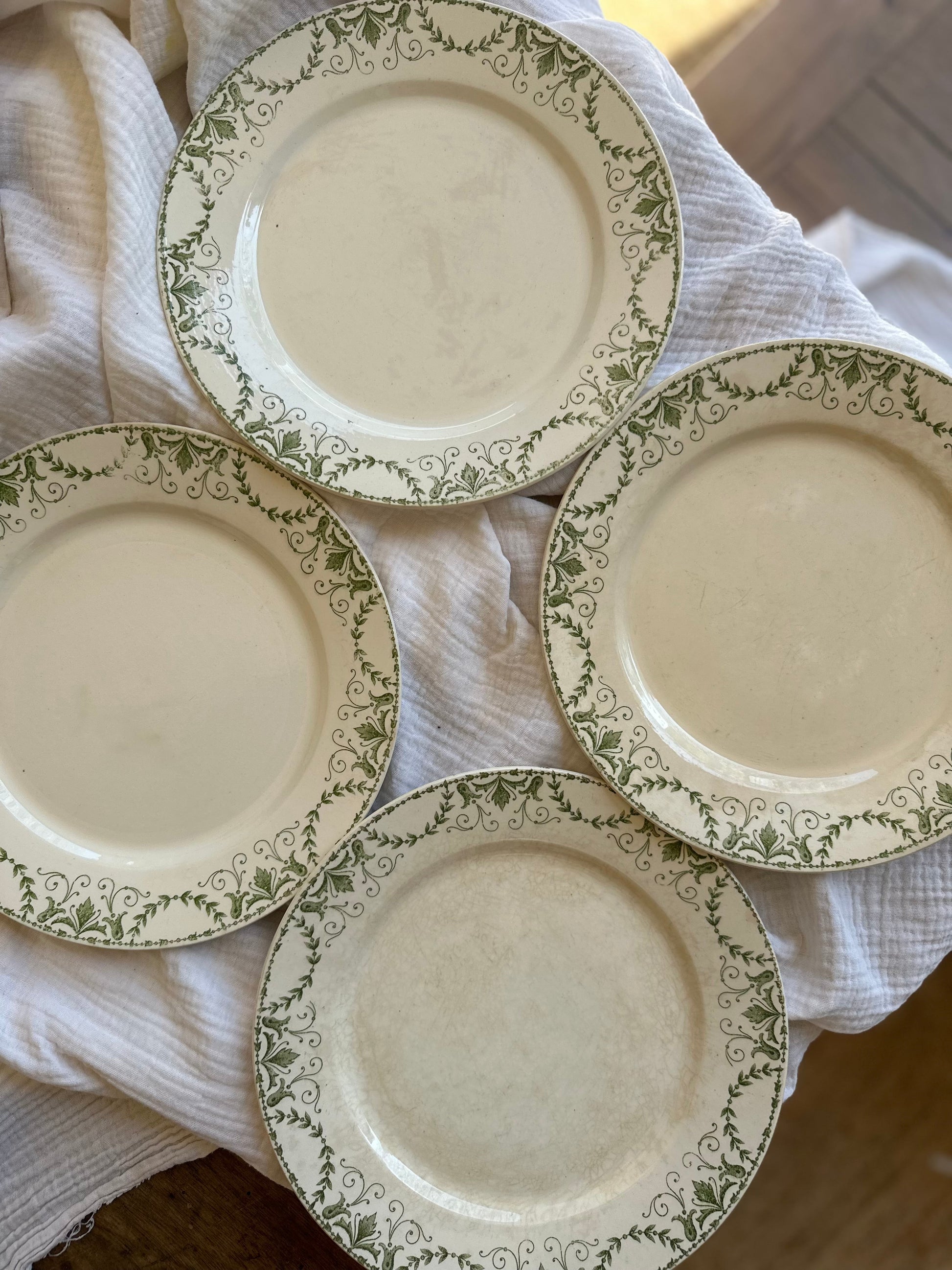 4 assiettes plates terre de fer De Raymonde à Zoé