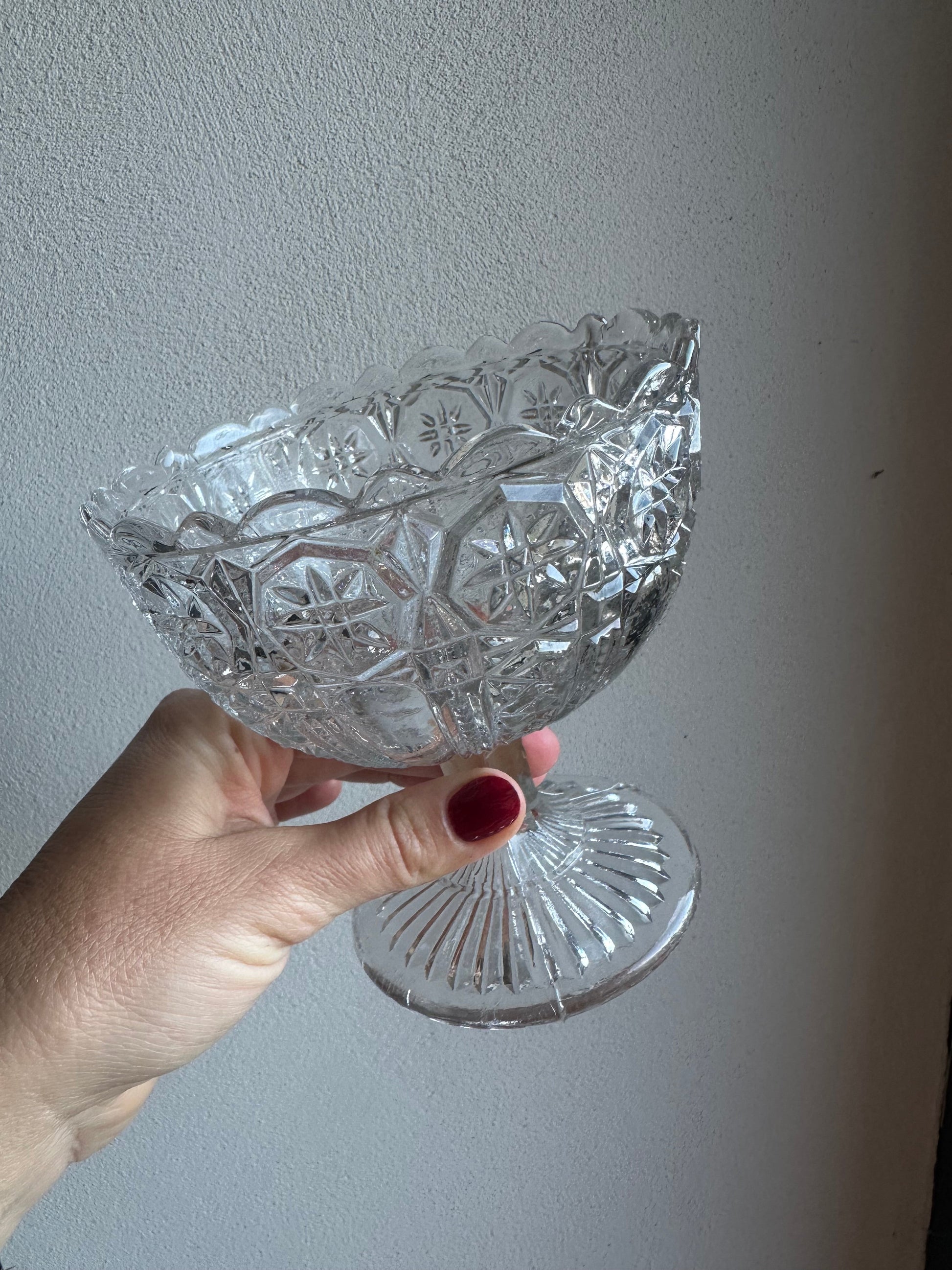 Petite coupe sur pied en verre moulé De Raymonde à Zoé