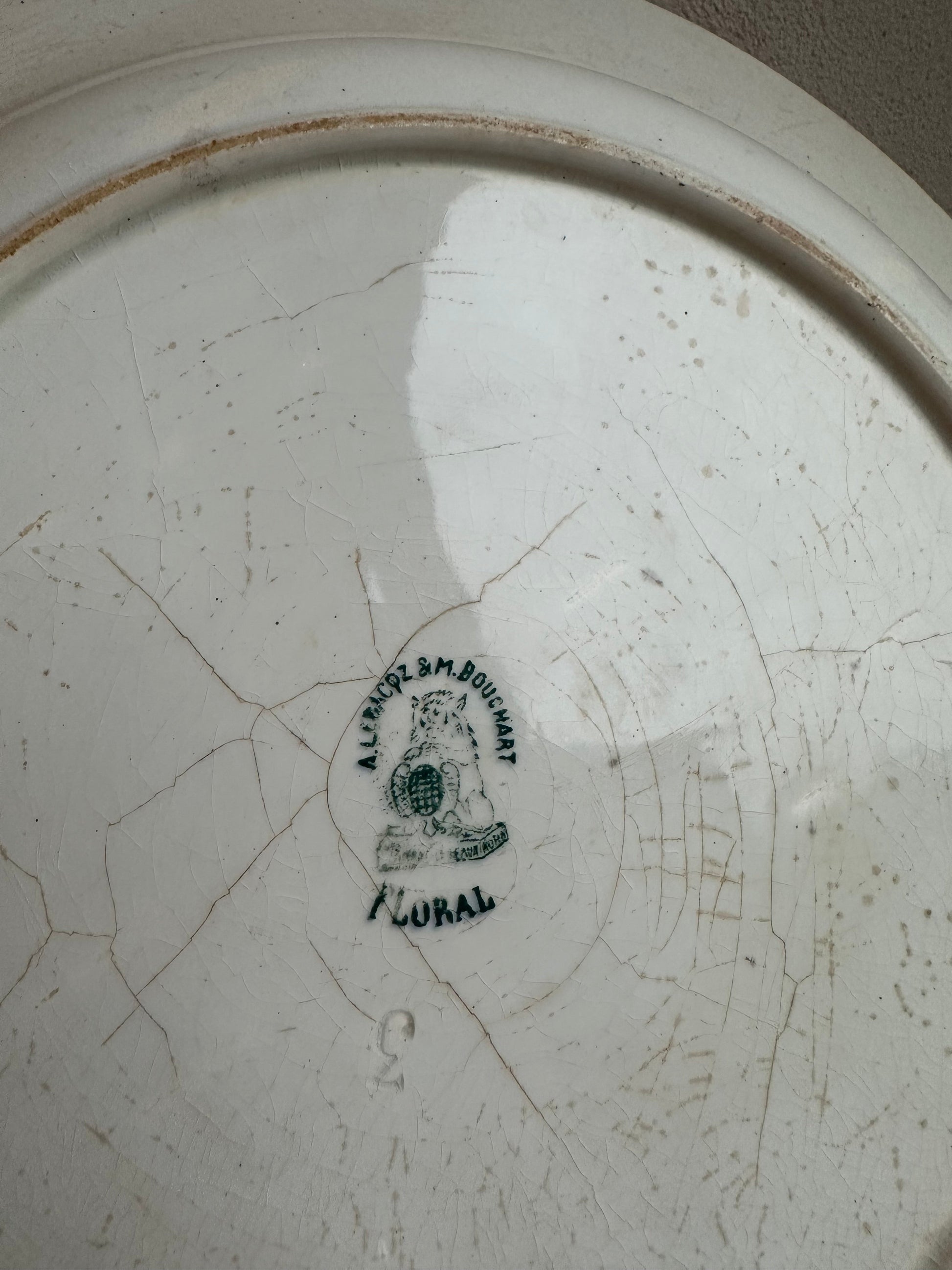 Grand plat rond et creux de service en terre de fer De Raymonde à Zoé