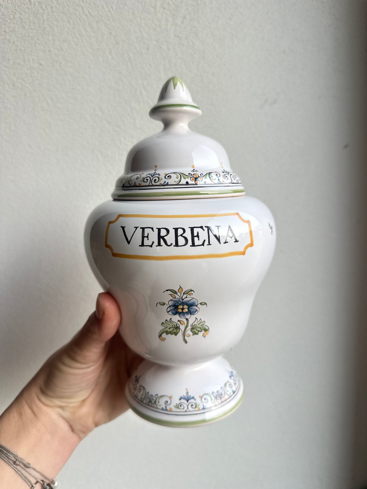 Pot à pharmacie « Verbena »  en faïence de Moustiers