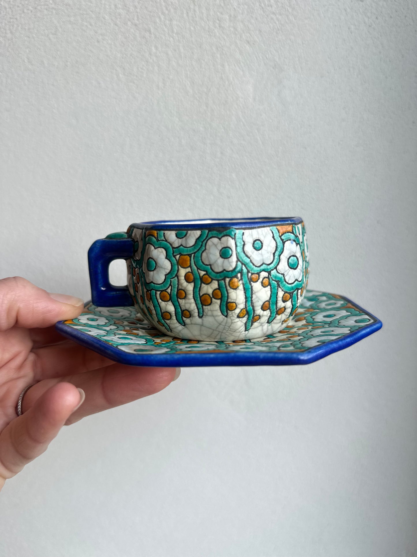 Ensemble rare de 2 tasses et 1 soucoupe assorties en faïence Longwy