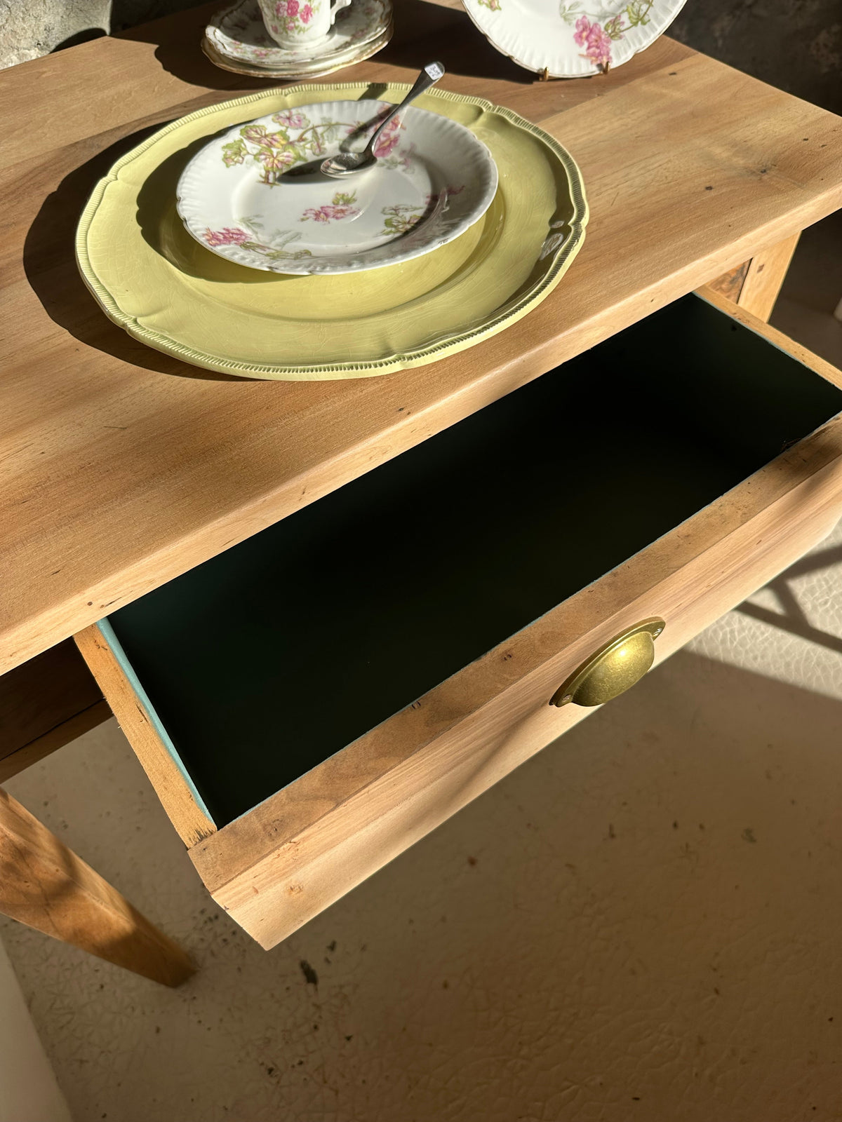 Bureau ancien en noyer De Raymonde à Zoé
