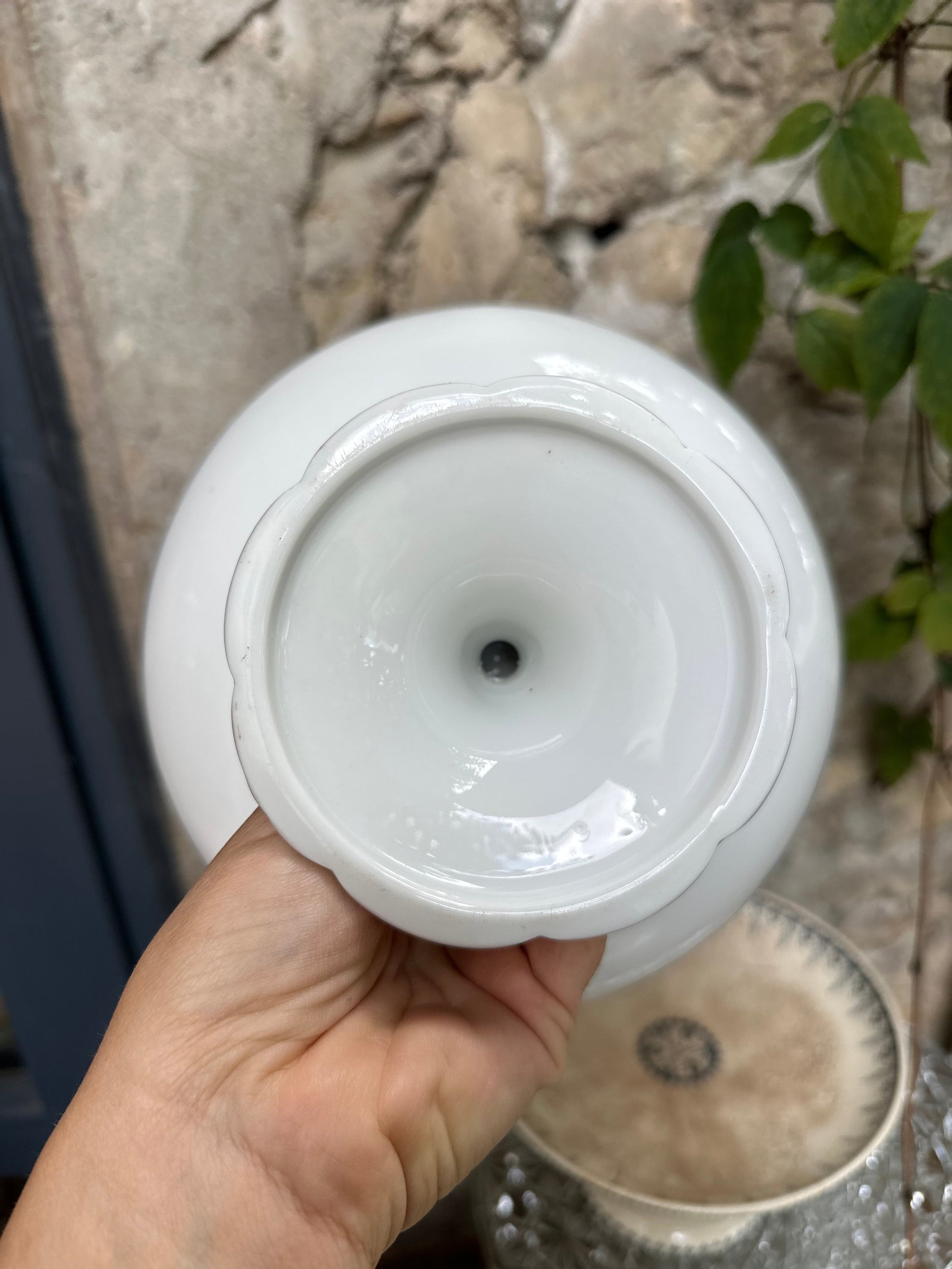 Plat sur pied en porcelaine De Raymonde à Zoé